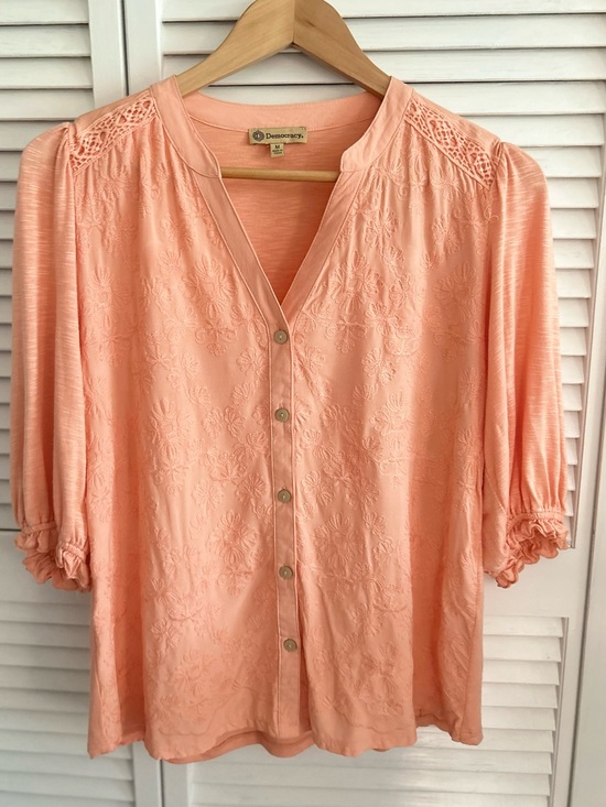 Democracy Tops - Democracy Peach 3/4 Sleeve Floral Embroidered Button-Down Shirt Size M